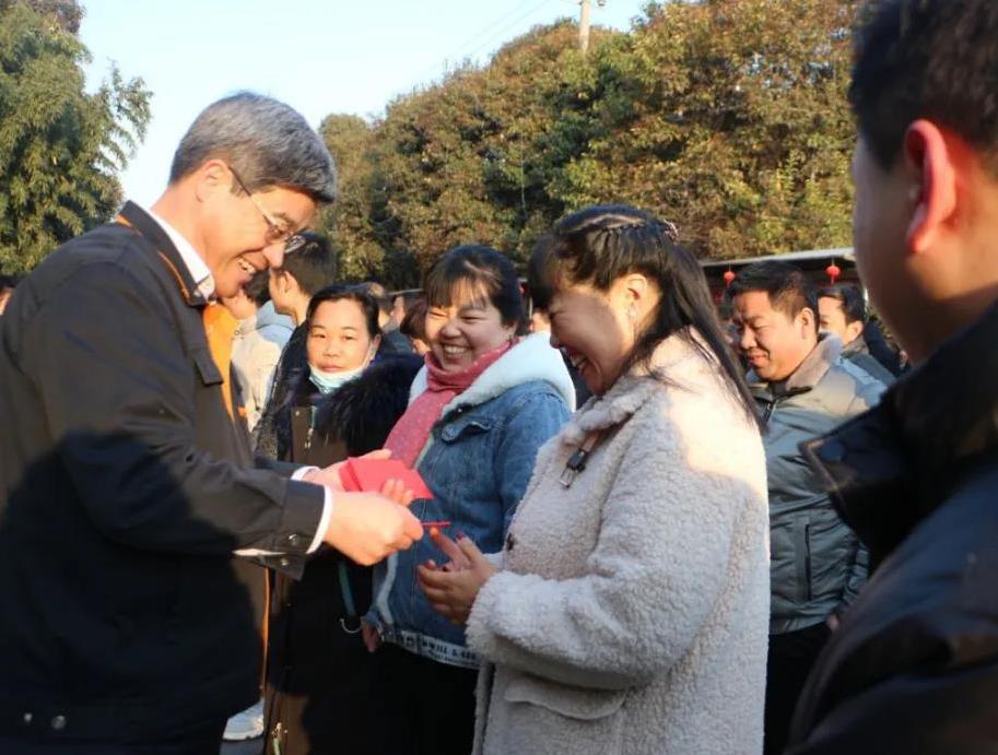 新鄉(xiāng)長城機械領導為員工發(fā)開工紅包 新鄉(xiāng)長城機械領導為員工發(fā)開工紅包