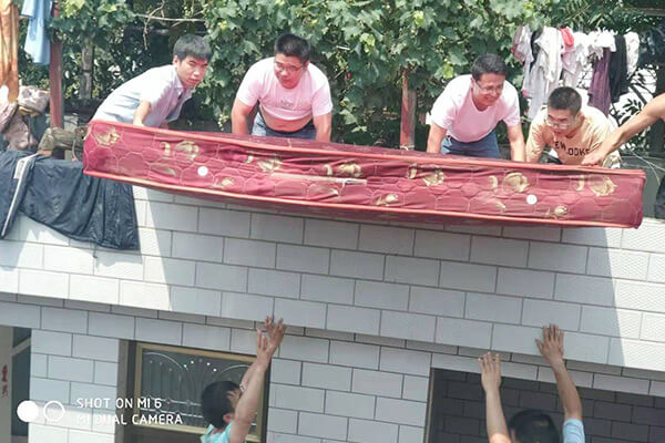 新鄉長城給受災員工送物資