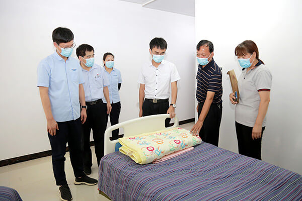 新鄉長城員工向孟莊鎮敬老院捐款